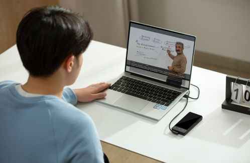 無懼跨語種挑戰(zhàn) 科大訊飛發(fā)布雙屏翻譯機，網(wǎng)友盛贊“真心硬核”翻譯服務